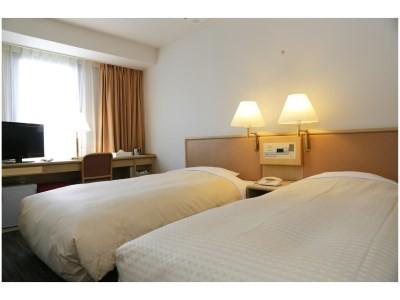 Lae standard twin room hotel furniture of wood headboard bed with long combine desk table and fabric chairs