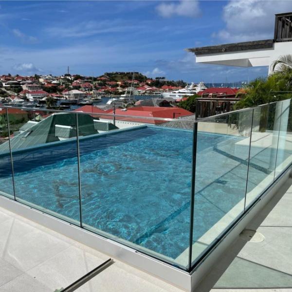 Modern Design U Channel Glass Railing with 8-16mm Glass Thickness and More than