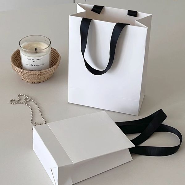 Sacs cadeaux blancs en papier doré — Un luxe subtil dans chaque détail