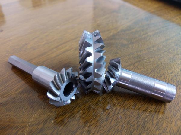 Double-sided Spiral Bevel Gears with Hyperbolic Surface Design for Long Service Life