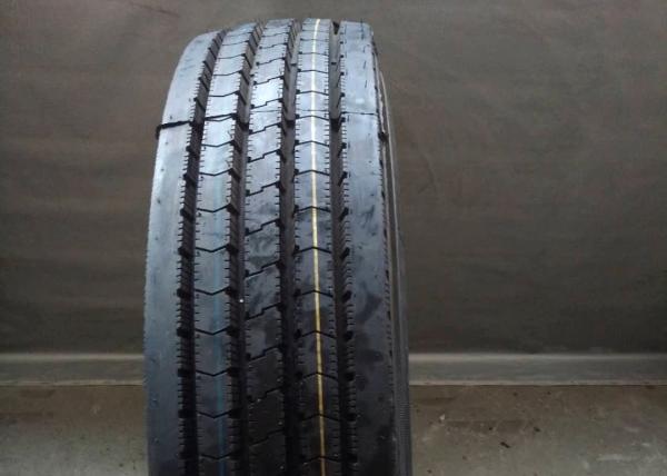 Anti Sideslip Travel Coach Tires 9R22.5 Multitudinous Vertical Tiny Grooves