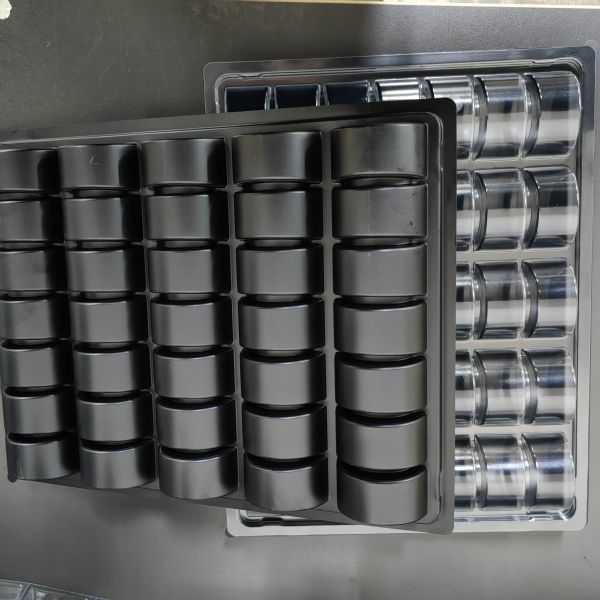 Custom 35 grid disposable food grade PP macaron black plastic travel with clear lid manufacturer