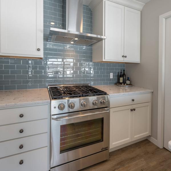 Factory Custom Made American Style White Kitchen Storage Cupboard Cabinet Prefab Storage Solid Wood Kitchen Cabinet
