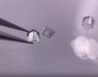 Mono sans couleur CVD en laboratoire Diamants cultivés Prisme optique à cristal unique 2x2x1 mm