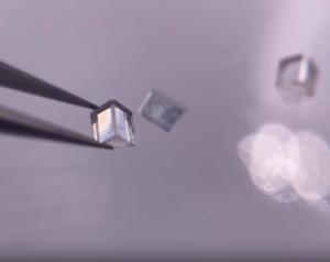 Mono sans couleur CVD en laboratoire Diamants cultivés Prisme optique à cristal