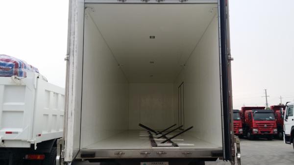 Euro 2 Heavy Cargo Trucks , 5 Ton Refrigerated Truck For Frozen Foods Transporting