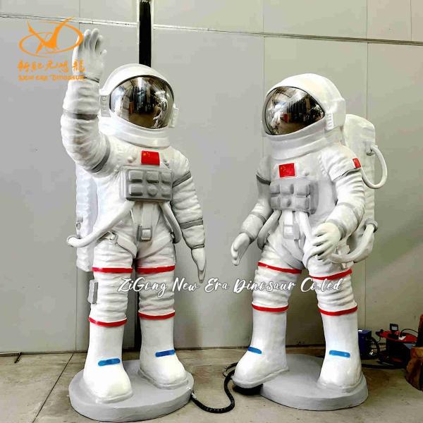 Modèle d'astronaute électrique avec actions adapté aux événements éducatifs