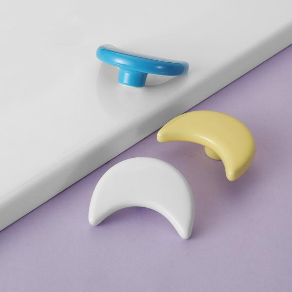 El armario de la habitación de los niños el armario la manija de la puerta el cajón la manija de la puerta del armario la manija del dibujo animado