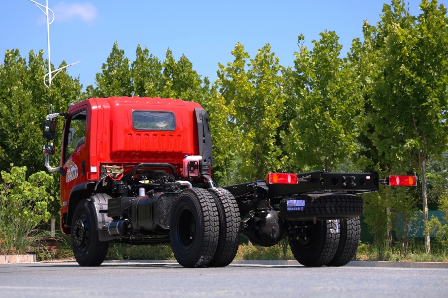 15 ton 4x2 flat cab truck chassis diesel power for body‑building modification export