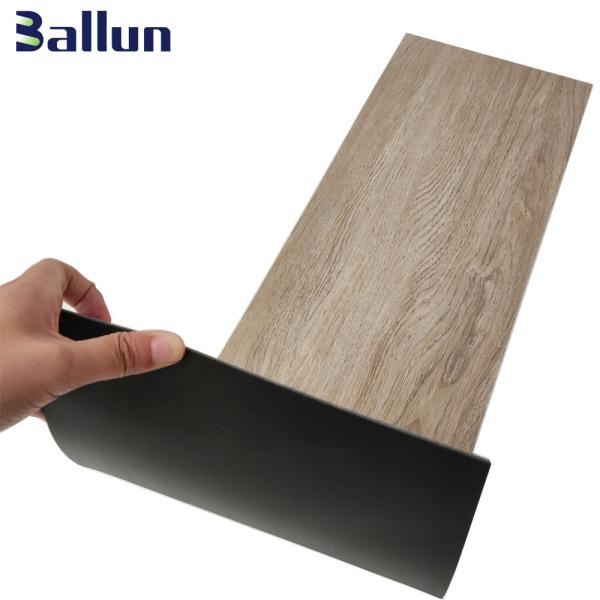Piso SPC de lujo tabla de vinilo con sistema de clic hecha de PVC y carbonato de calcio