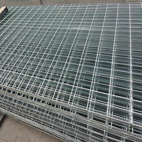 Carregar pesado terminado serrilhou a placa de cobertura de aço da raspagem industrial