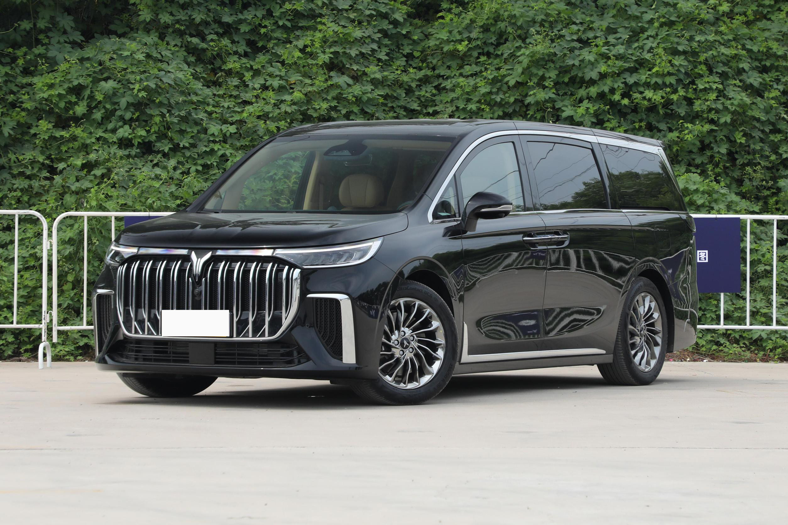 PHEV затыкают внутри гибридного ФАНТАЗЕРА автомобиля 200km/H VOYAH электротранспорта 1.5T 4WD MPV EV