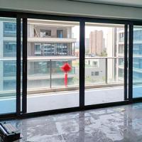 Balcón semielaborado de los materiales que resbala la puerta de pantallas del insecto
