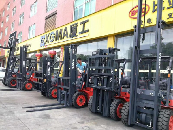 Manual Operated Material Handling Forklift 3000kg Rated Capacity Solid Tire