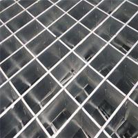 Grille en acier résistante sur la prise, grille verrouillée de presse