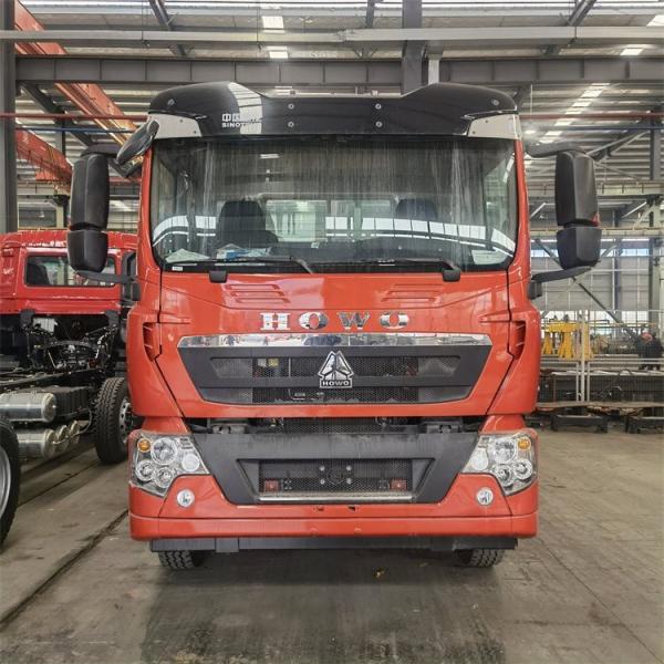 HOWO 6 Tyre Flatbed Cargo Crane Truck 4X2 With Winch Ramp