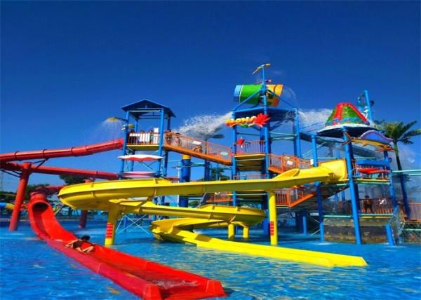 A água da piscina do campo de jogos do divertimento desliza passeios do parque