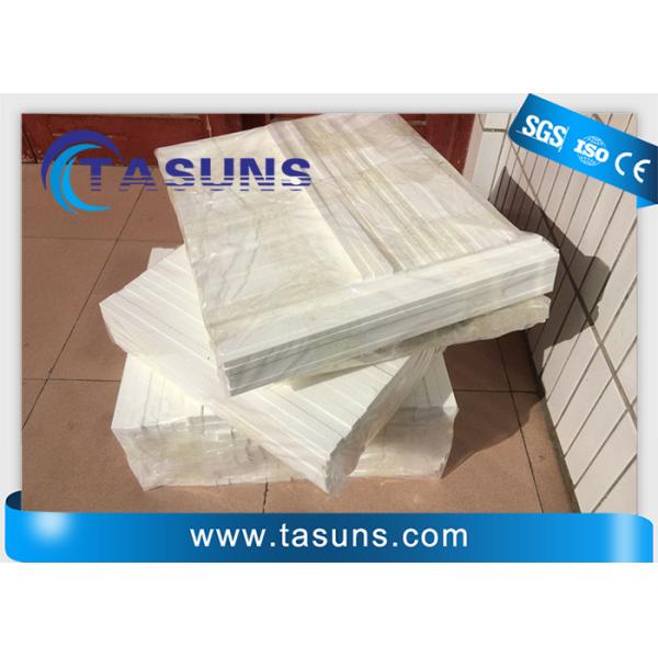 Белая пена высокой плотности покрывает грубые отверстия 110kg/M3