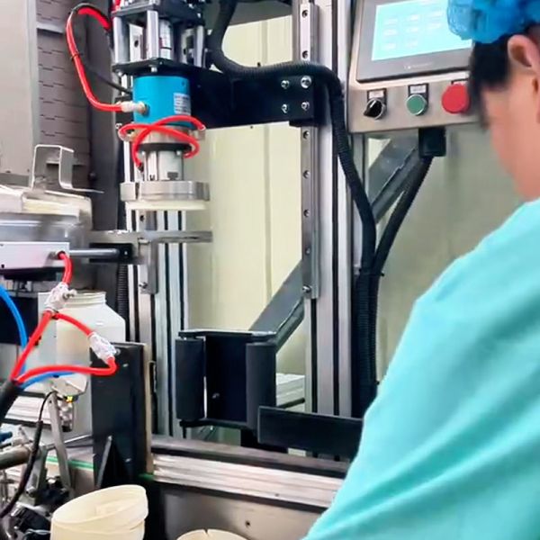 Pneumatic Linear Screw Automatic Capping Machine For Metal Plastic Caps 1500W 110V