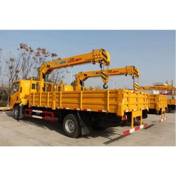 Isuzu 4X2 3.2tons Truck Mounted Hydraulic Crane , Truck Mounted Telescopic Boom Crane