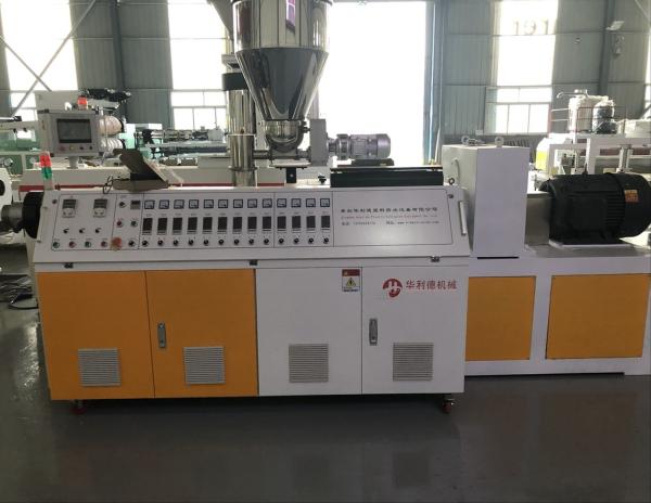10 M/min Vitesse de production Machine d'extrusion de profilés en PVC à tension 380V
