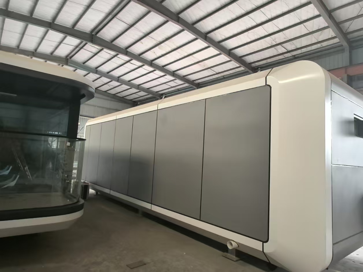 High Quality Modern Outdoor Glamping Pod Steel Structure with Solar Panels & Portable Mobile Vessel Space Capsule