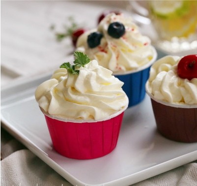 Bon cuit au four par noce empaquetant l'emballage de papier de petit pain de