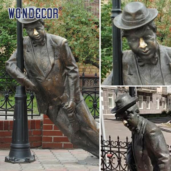 Наружные уличные медные садовые скульптуры Искусство Пьяница, опирающаяся на уличную лампу