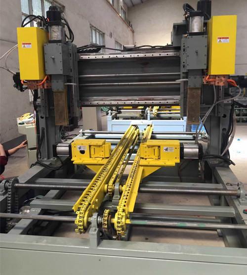 Durable Industrial Spot Welding Machine 40 - 100 Mm Corrugated Sheet Pitch