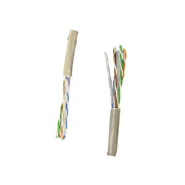 Transfert de données avec connecteur réseau RJ45 multicore et équipement réseau en fibre optique
