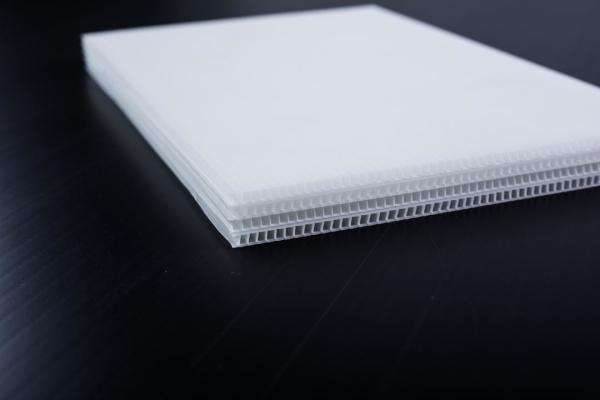 White Polypropylene Hollow Sheet UV Resistant Lightweight Plastic Boards Anti Pressure