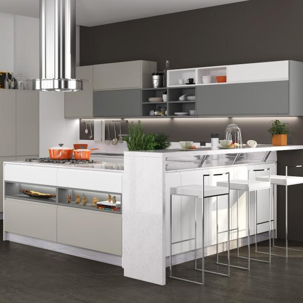 Утонченные белые готовые кухонные шкафы встроены в шкаф для столовой