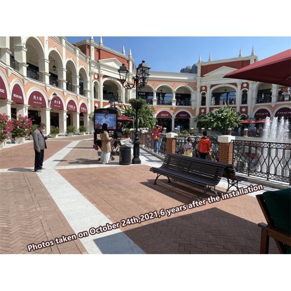 Наружный металлический пикник с двумя скамейками, установленными на поверхности