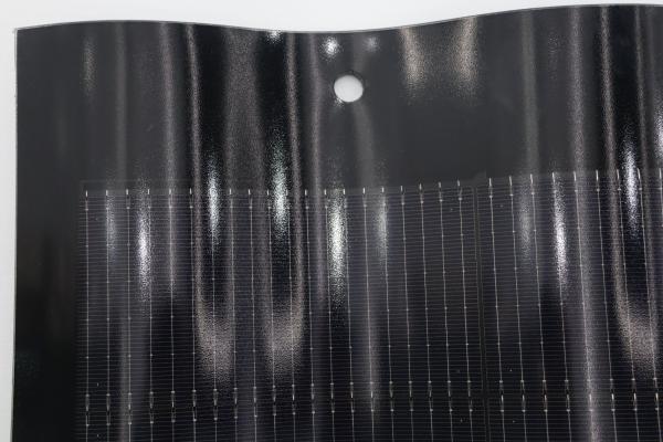 Voltage de court-circuit 8,62A Chambre solaire courbe Carreaux de toit Noir BIPV panneau solaire bardeaux 10kw 20kw 50kw Double verre toit Carreaux d'énergie