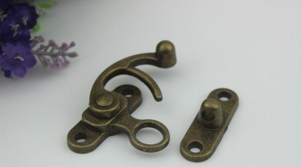 Durable classical hanging brush anti brass color zinc alloy wooden box clip locks