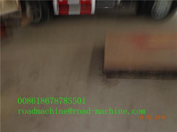400L Sinotruk 12T Site mixed granular ANFO Explosive Truck  High Carbon Steel