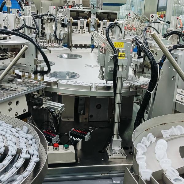 Machine d'assemblage de capuchon euro en acier inoxydable pour sacs et bouteilles en plastique pour perfusion intraveineuse à surface poli
