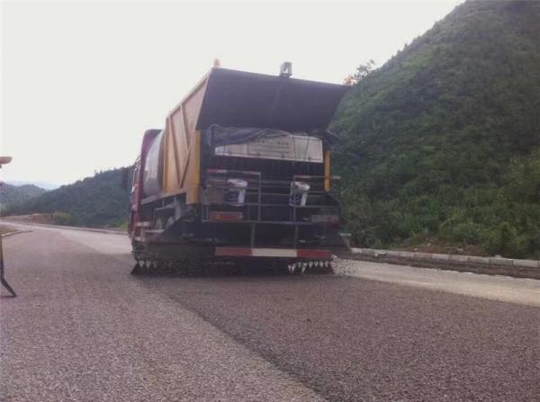 HOWO Construction Asphalt Chip Sealer Macadam Gravel Synchronous Truck