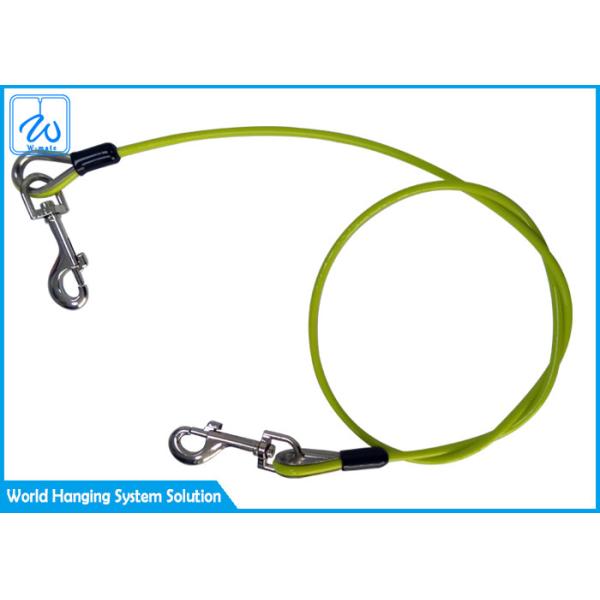 Связь любимца цвета покрытая пластмассой вне привязывает цепь собаки веревочки стального провода с Карабинер