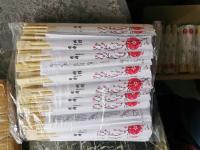 Baguettes jetables en bambou naturelles de sushi emballées par papier avec le logo adapté aux besoins du client