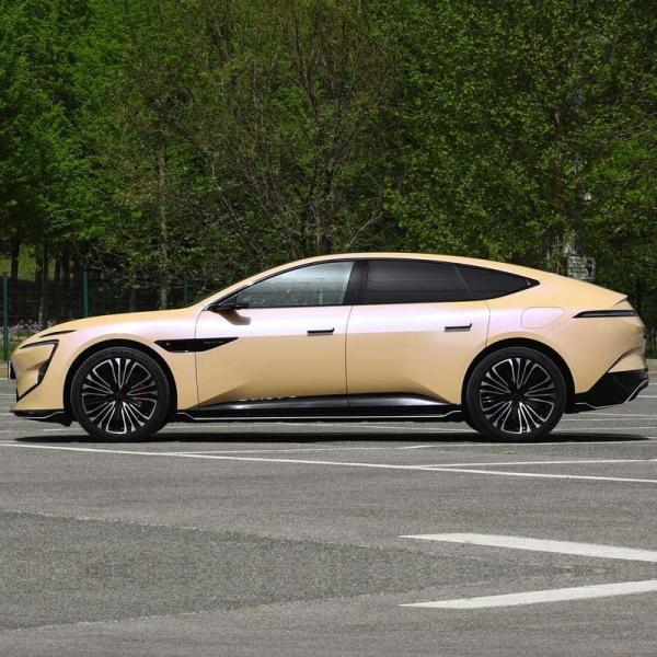 AVATR 12 Чистый электрический автомобиль 5 мест Спортивный автомобиль 4WD Желтый энергетический автомобиль Седан