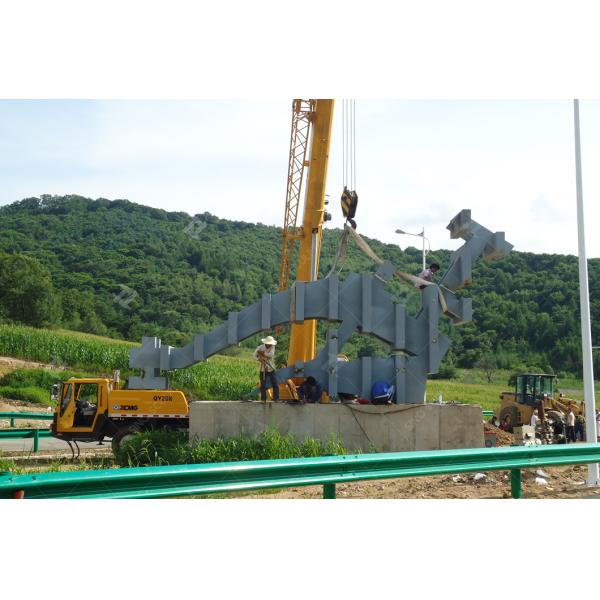 Современная наружная красная распыляемая стальная скульптура на шоссе