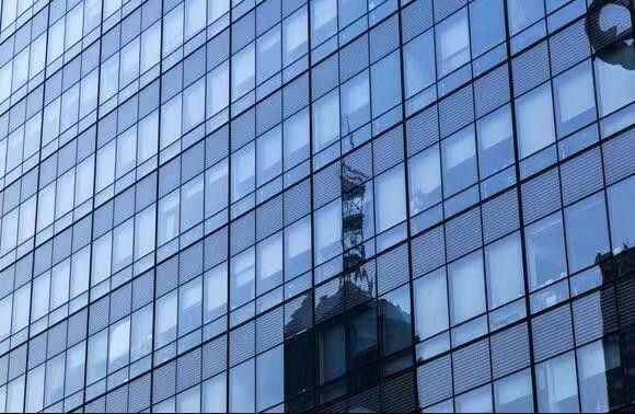 Настраиваемая стеклянная завеса с теплоизоляцией для энергосбережения