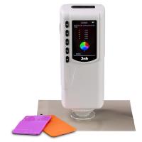 Mère tenue dans la main de chroma du colorimètre NR60CP de la couleur 3nh de Pantone avec le logiciel de PC