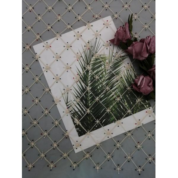 Геометрическая вышитая бисером ткань вышивки