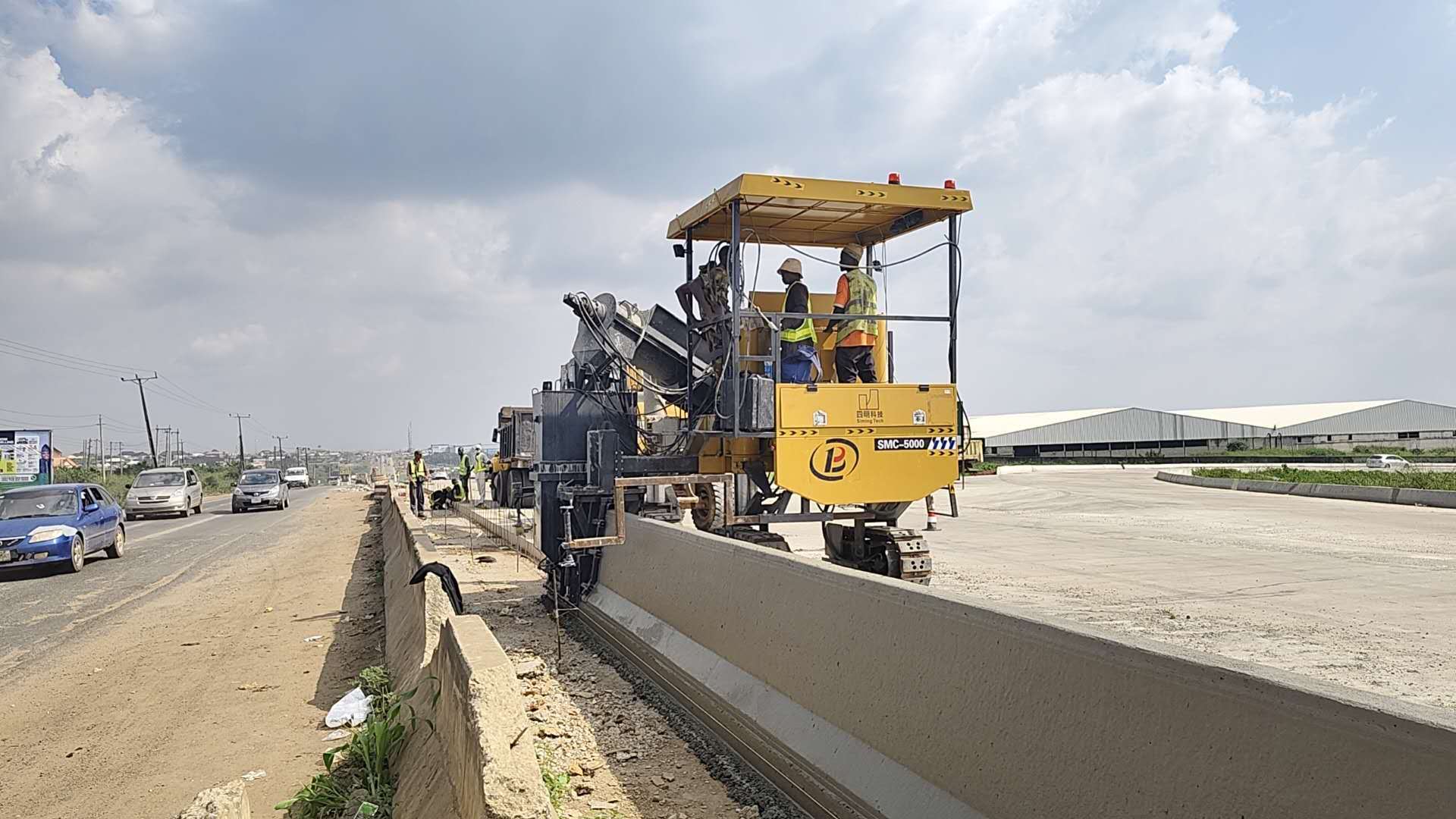 Versatile Hydraulic Slipform Concrete Paving Machine Compatible with Different Concrete Types and Pavement Styles