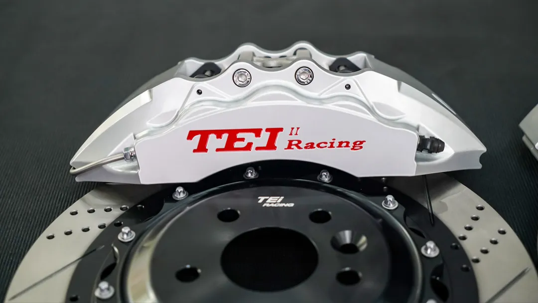 Front Big Brake Kit 6 Piston Caliper With 355*32 Mm Rotor BBK Auto Brake System For Range Rover Evoque 18 Inch Car Rim