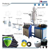 Le soudeur professionnel utilise des tiges de soudage en plastique HDPE pour fabriquer une machine de soudage à la tige