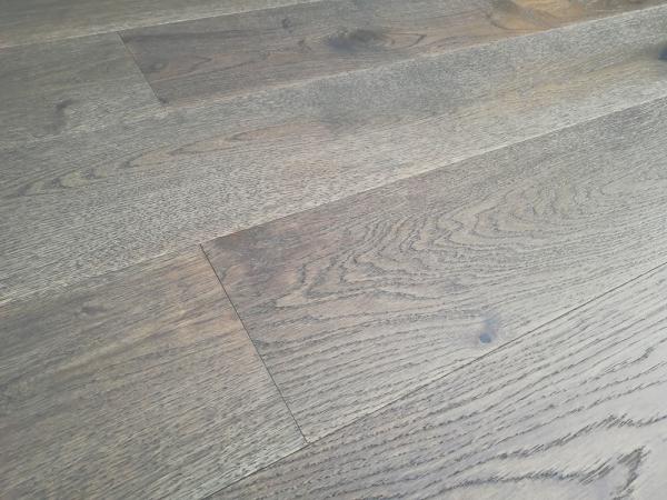 Le chêne européen de catégorie de caractère a machiné le plancher en bois avec le gris souillé