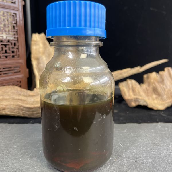 Rich Woody Sweet CO2 Supercritical Fermented Agarwood Essential Oil 10.1 Aroma